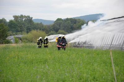 Ueber 95 Einsatzkraefte bekaempfen stundenlang Strohlagerbrand bei Waiblingen-Beinstein